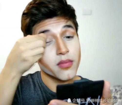 看腻女生化妆,帅气小哥化妆手法非常独特,妆后一定不会让你失望