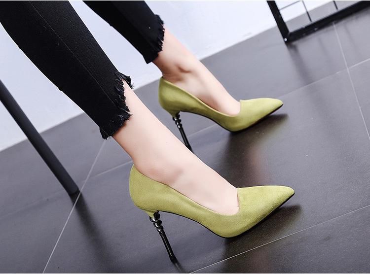 马卡龙色系的尖头细跟高跟鞋，既性感又青春