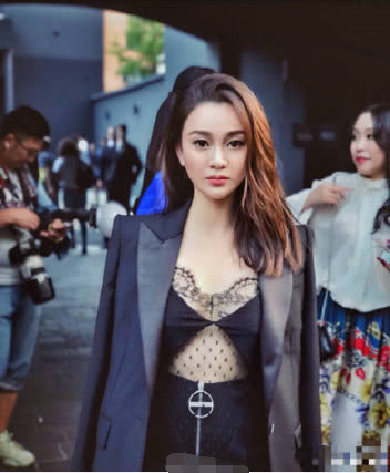 吴秀波风波不断，圈内第一个明星为他发声：别信谣言，他兢兢业业