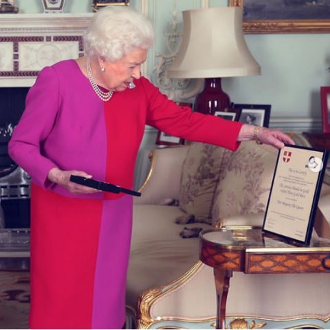  春夏@英国王室的悦目配色造型术！从英女王和戴安娜王妃偷师今个春夏的穿搭灵感