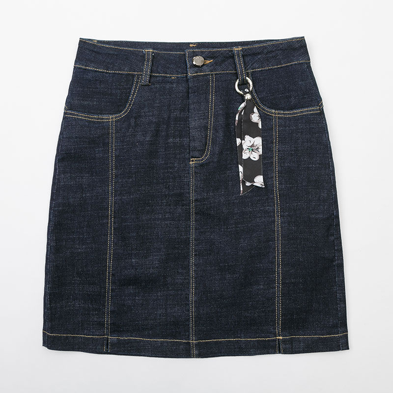 穿牛仔裤已过时了，现在流行直接穿的包臀裙，谁穿谁时髦