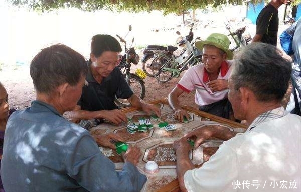 农村那些天天打牌的人，是不是都很富有？他们的钱从哪来的？