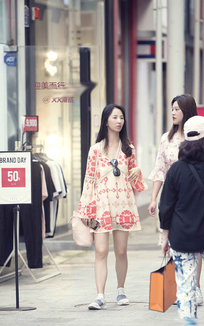 街拍重庆:夏天穿裙子，不仅清凉，还好看!