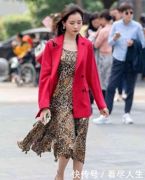 漂亮:街拍:双目澄澈的小姐姐,一件黑色的连衣裙,魅力大方漂亮迷人