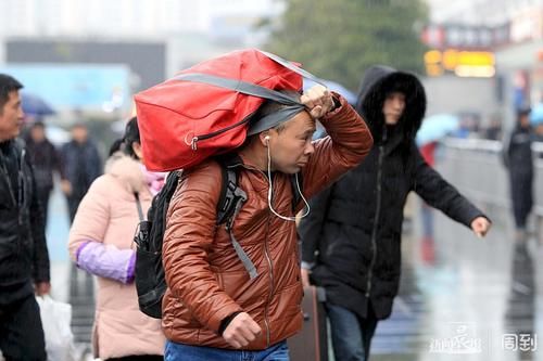  【春运】直击春运：冬雨绵绵挡不住回乡客的脚步