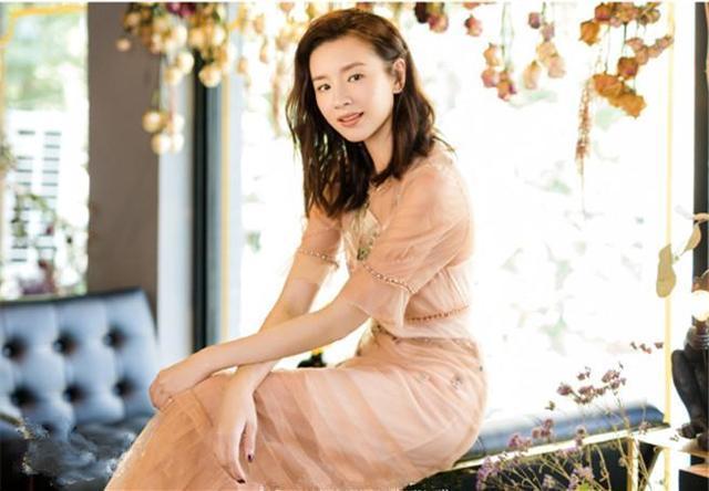 本以为杨幂穿这条仙女裙是最美的，当看到董洁，我迟钝了！