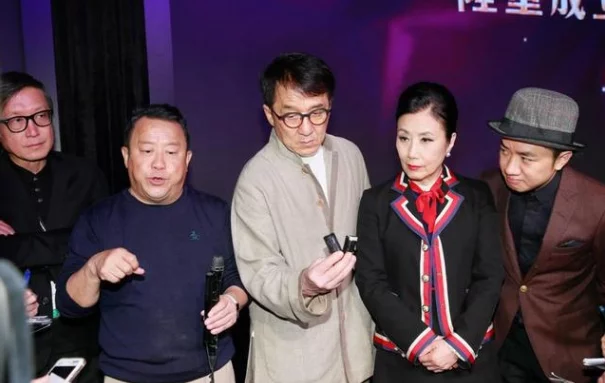 威尼斯人官网:5年前范冰冰和成龙酒桌下的小动作意外曝光 威尼斯人官网:5年前范冰冰和成龙酒桌下的小动作意外曝光
