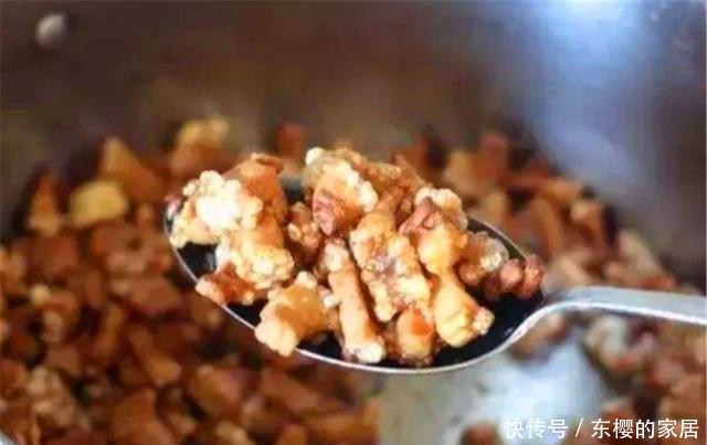  #鸡蛋和油渣#苏大爷家的紫薇树年年“开满枝”，他偷偷说：我给树“开荤”了！