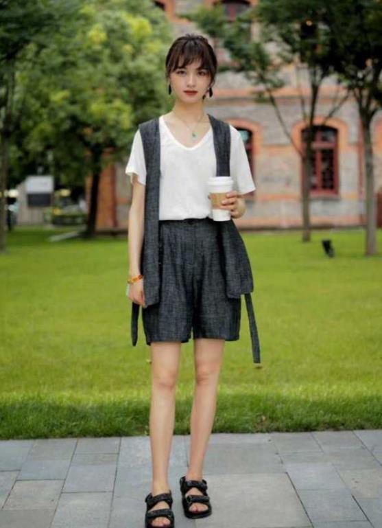 多姿|街拍:青春气息洋溢的美女,多姿的身段,走在街头靓丽抢眼