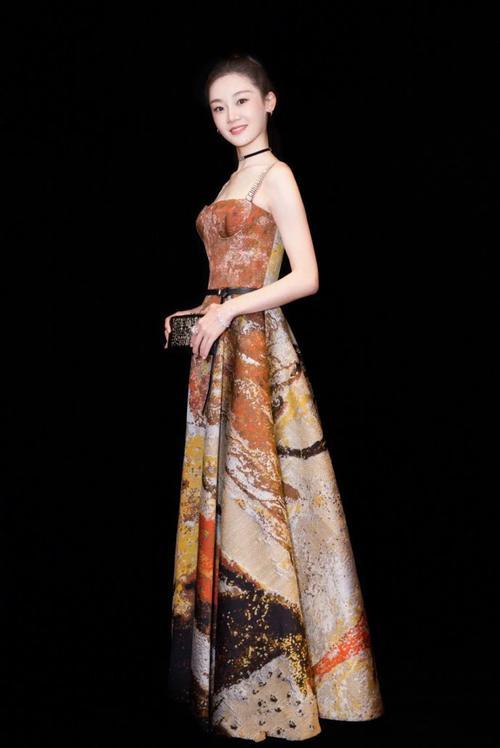 苗苗这黑T穿得好紧，搭配拖地鱼尾裙很惊艳，网友：这身材简直了