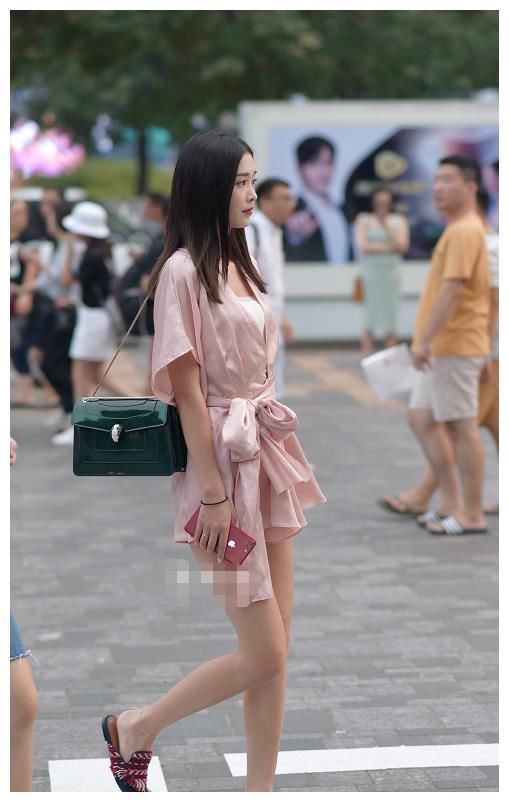 街拍：图三穿百褶超短裙，活力又青春，真叫人一眼难忘！