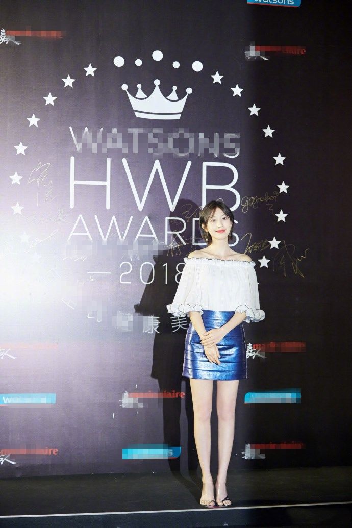 张俪蓝色皮裙衬托修长双腿，爱上你的小脚丫