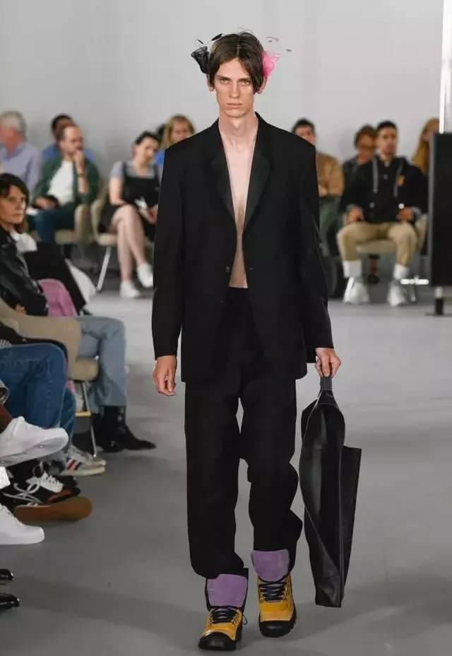  『新装』LOEWE是如何做到＂独树一帜“的？来看看它的20春夏新装!