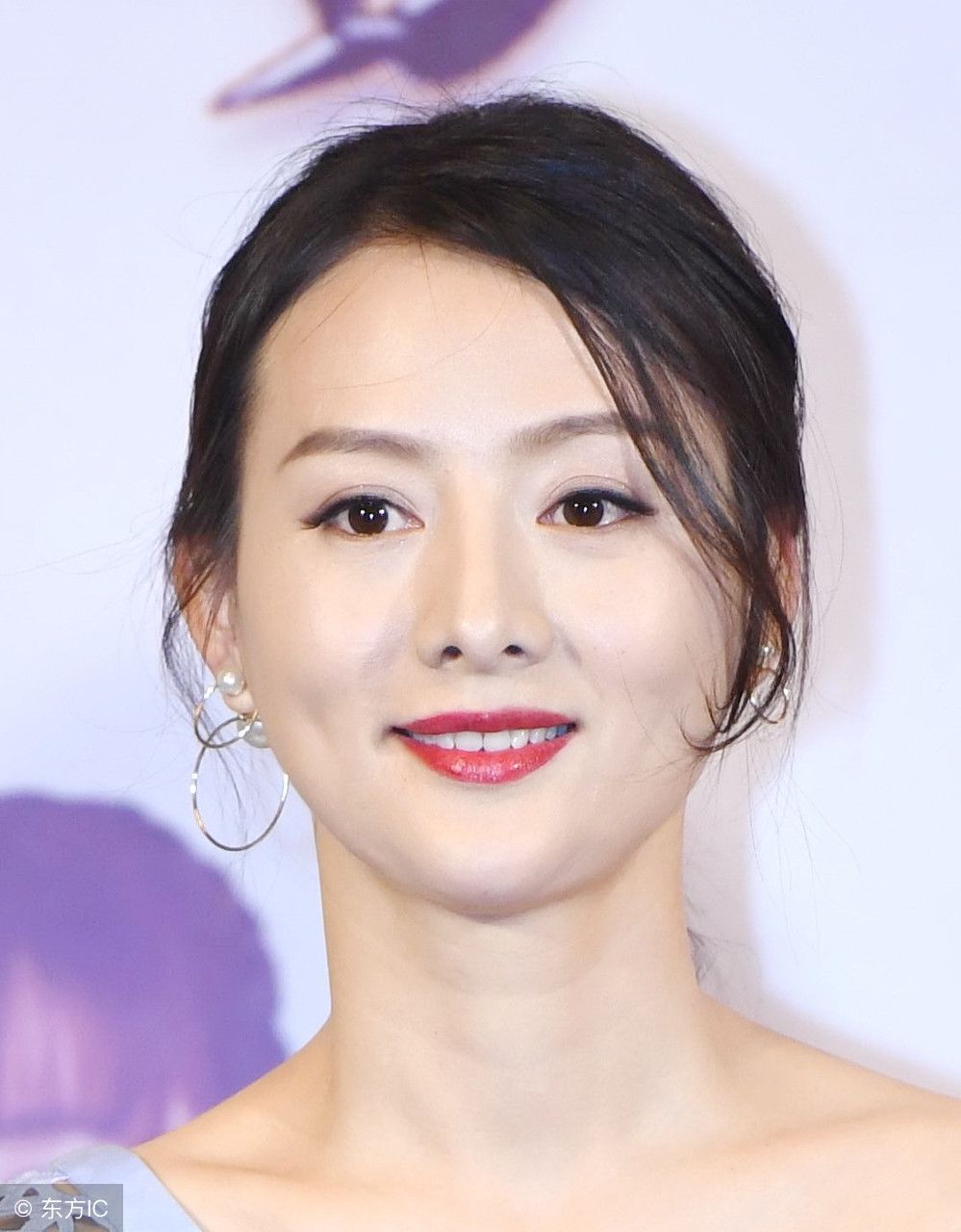 王靖云，穿短袖镂空连衣裙亮相，裙子很美，人，自个看吧