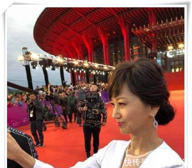 64岁赵雅芝一身搭配尽显优雅气质，然而看到未修图一秒尴尬！