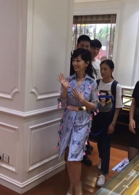 『 心酸』看到脸上的皱纹，还真心酸，赵雅芝65岁还出来捞金