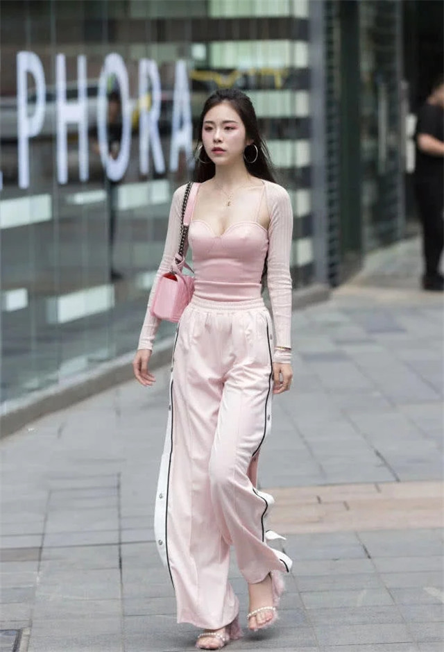 『设计』街拍美女曼妙身材的小姐姐,吊带裙的穿搭,增添女神范儿