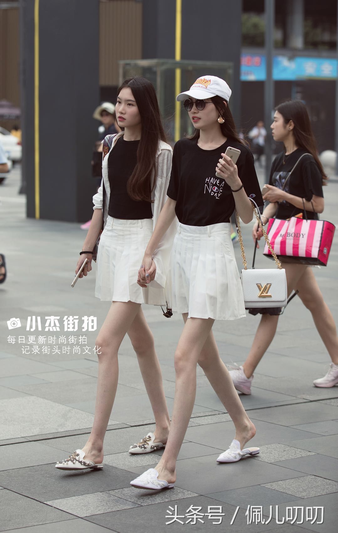姐妹团出街拒绝同款，街拍告诉你怎样穿出“默契感”!