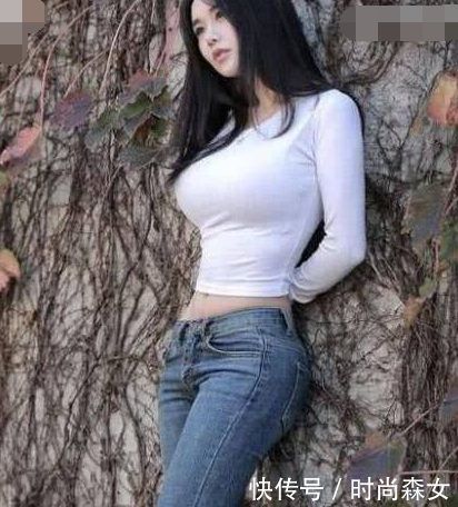 街拍：风姿绰约冰清玉洁的小姐姐，打扮性感显瘦美感十足很有范！