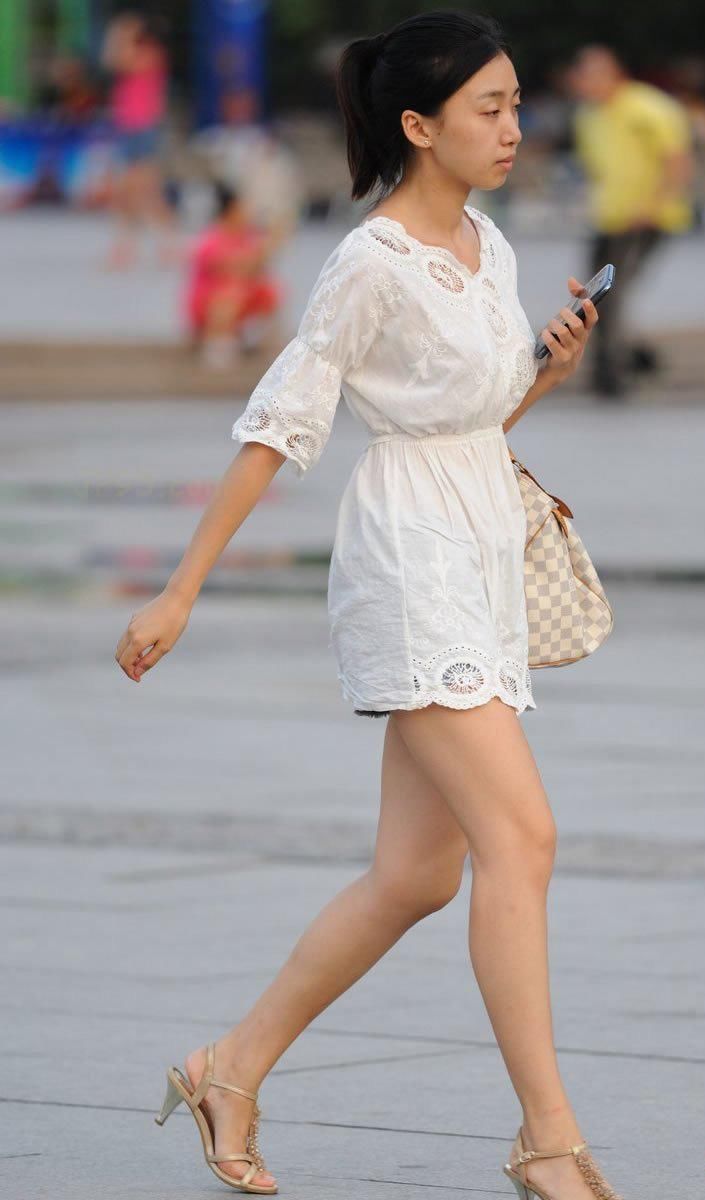 街拍:连衣裙白嫩美腿妹子，身材好的没话说
