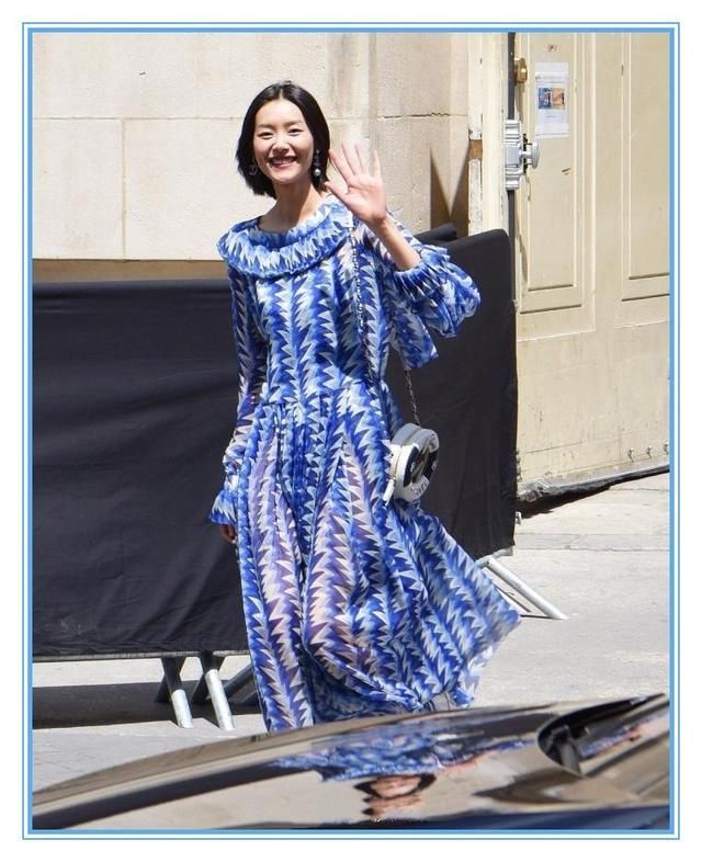 本以为韩雪穿蓝色印花裙已经够美了！但看到刘雯才知道什么叫高级