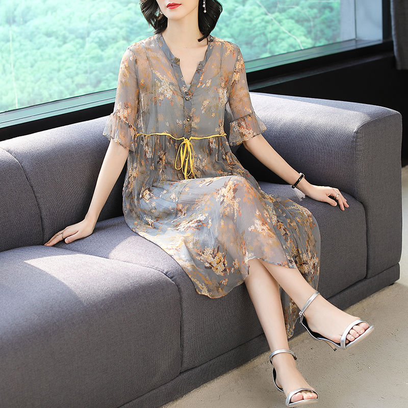 越来越多女人不穿小背心了,现时兴这“透透服”,凉爽更美嫩