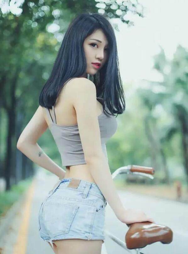 路人街拍：美女将长款毛衫当裙子穿，露出一侧的肩膀实在太香艳了