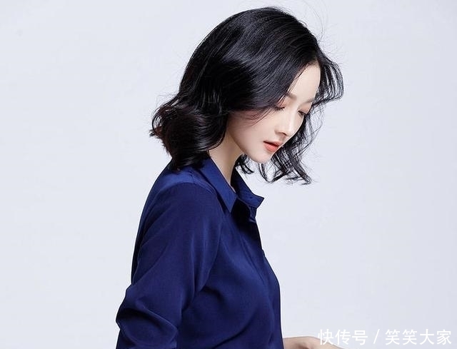  「女人」建议70后女人，别穿的像大妈，学学下图这样穿，不化妆都漂亮
