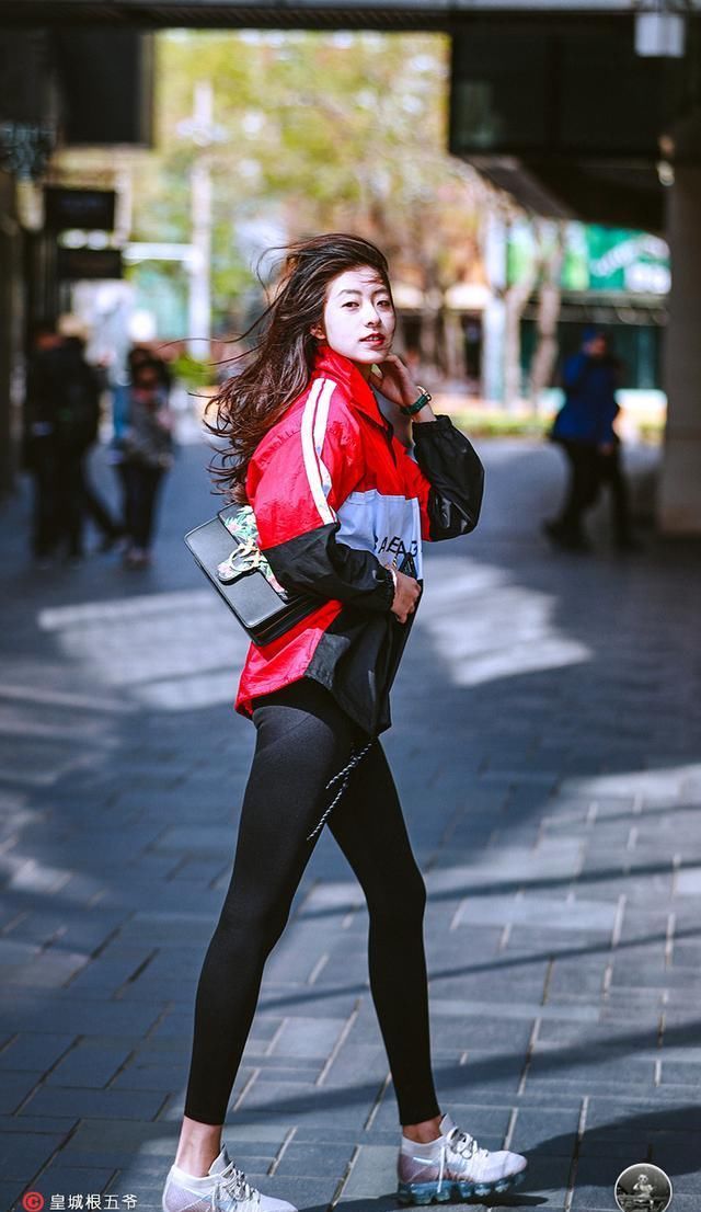 「精致」街拍:不管时尚潮流怎么改变,优秀精致的女人总是活得自信又美丽