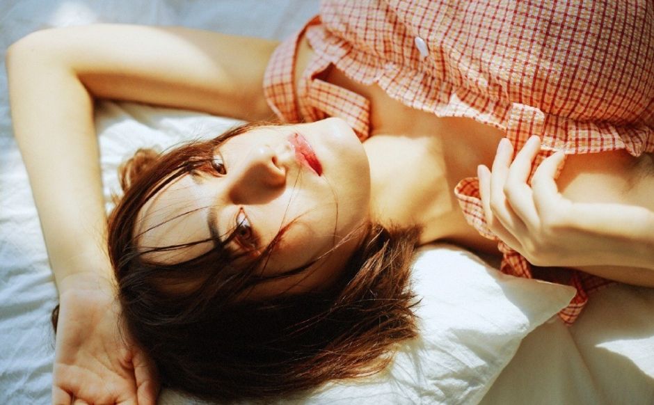 运动服美女校花乌黑长发白净面孔清新气质写真图片