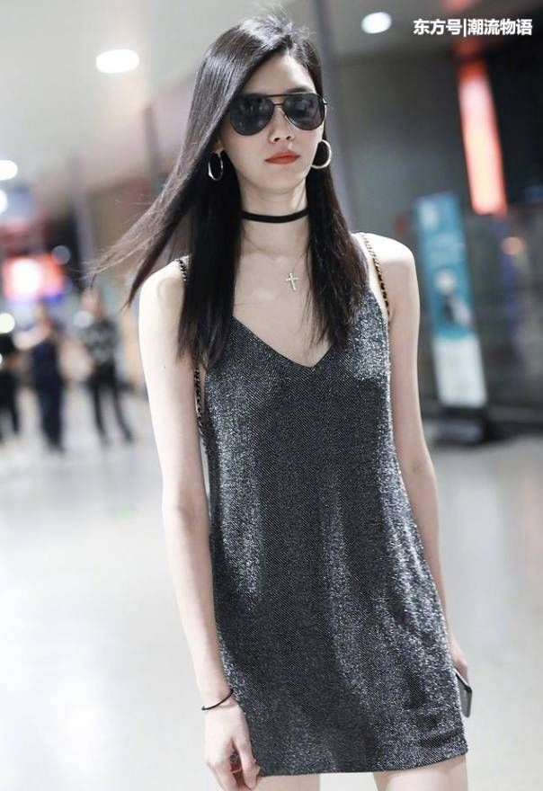 奚梦瑶穿吊带裙好凉爽,身材很不错,穿啥都好看,但长得真一般