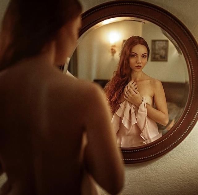 俄罗斯美女模特360度都很性感，摄影师在模特周围放置了各种镜子