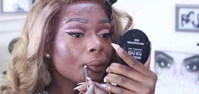 直击非洲女子化妆过程，用一盒粉刷白自己，而画完效果是这样的！