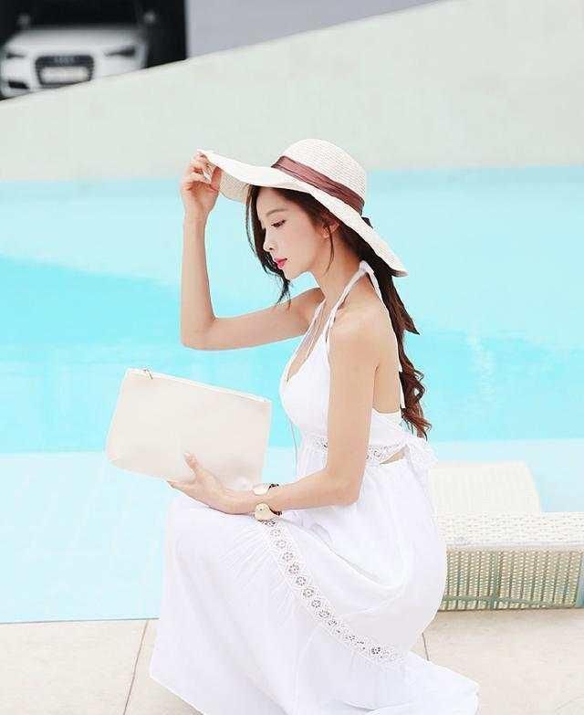 清新吊带连衣裙搭配一字扣细跟鞋，小姐姐穿出清新感，打造好身材