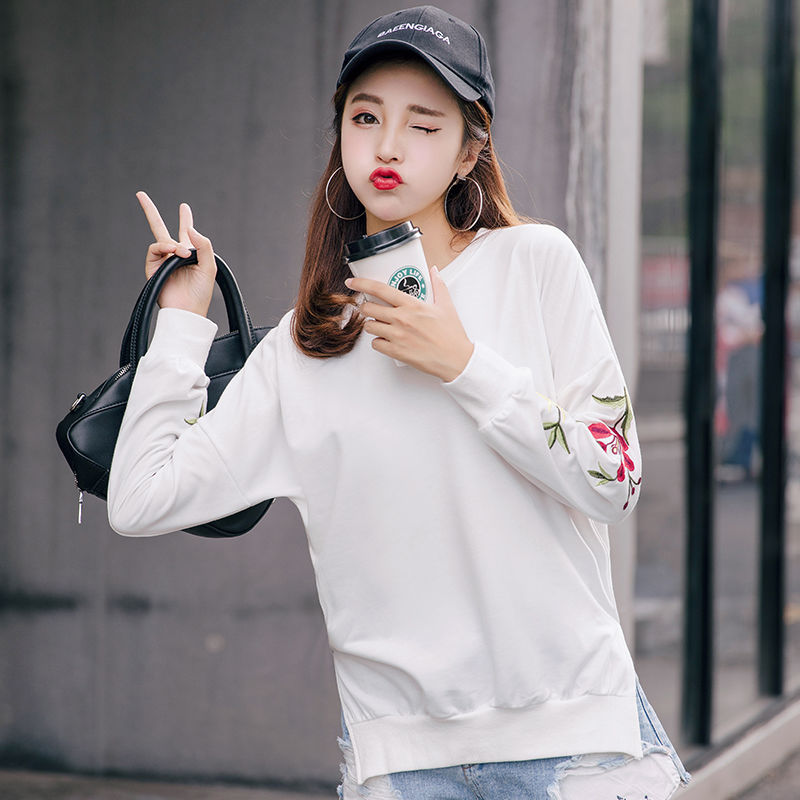 厉害了，小姐姐真会穿!出门“卫衣”搭短裙，显高显腿长，洋气炸