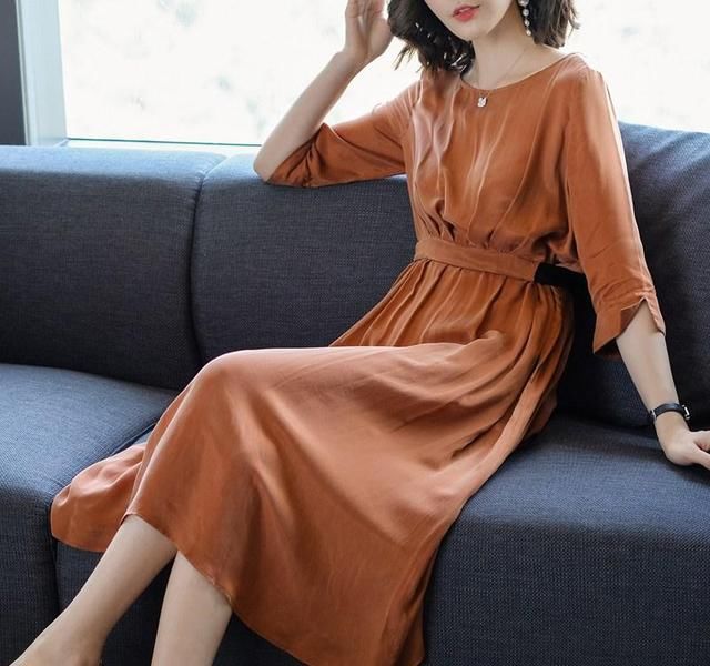 70后女人就该穿的高贵，尽量多穿真丝连衣裙，大气展现女神风范