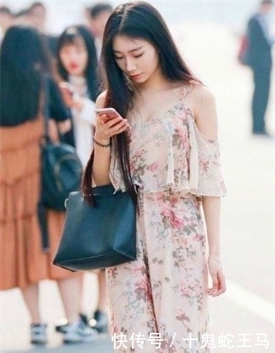 『小美女』街拍:吊带碎花套装的小美女,专注手机表情唯美动人,充满朝气