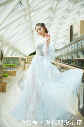 张馨予颁奖华鼎奖