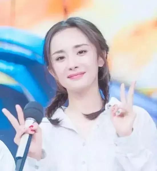 杨幂、热巴都中了这款减龄发型的毒，她们跟风扎萌翻了整个宇宙!