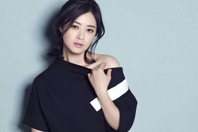 当110斤蒋欣穿上牛仔短裤，网友：终于见识到真正的浮肿腿了