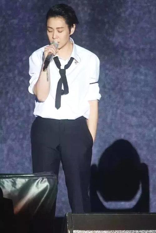 小个子刘若英48岁靠气质在冻龄,舒服的穿搭完全不输流量小花!