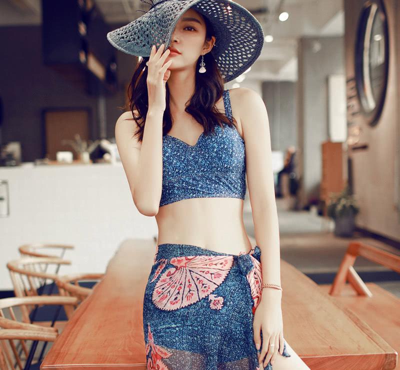 美女身着时尚的泳衣！展现出性感妩媚的好身材！