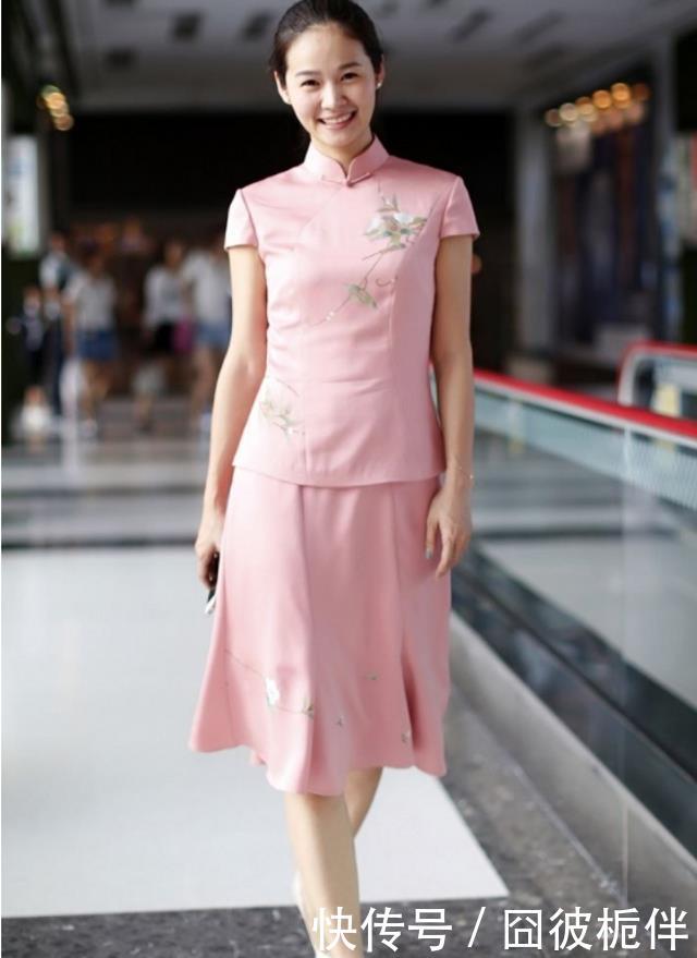 #简洁#路人街拍,美女可爱又美丽,穿白色的连衣裙,简洁大气