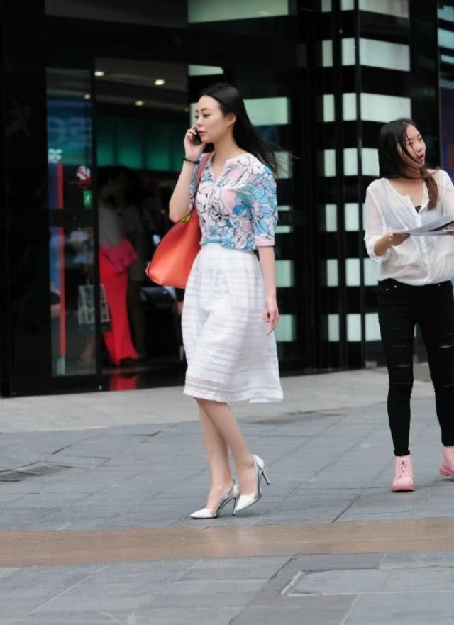  美女■街拍：美丽大方的美女，柔美的裙子搭配，轻松展现你优雅的姿态