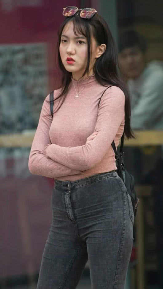 清纯女学生穿紧身牛仔裤洋溢青春玉女魅力，网友：这蒜头鼻子太可
