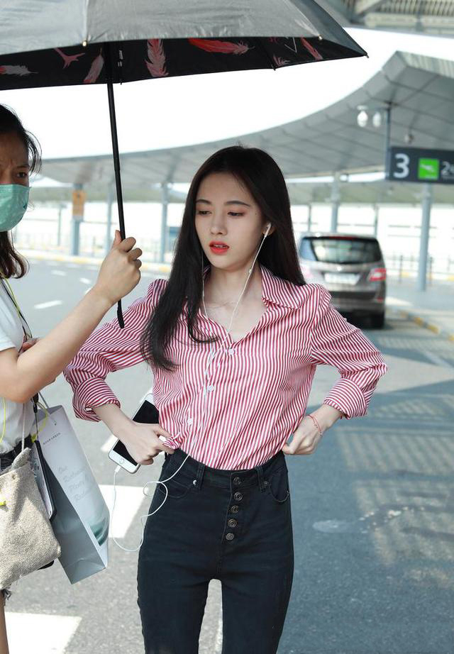 76斤的鞠婧祎穿紧身装，一双美腿像筷子，网友：瘦出名了！