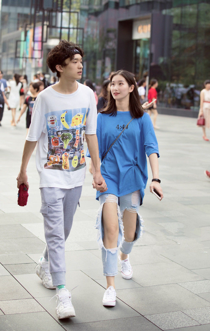 成都街拍，很有设计感的夏日风情，彰显女人味十足