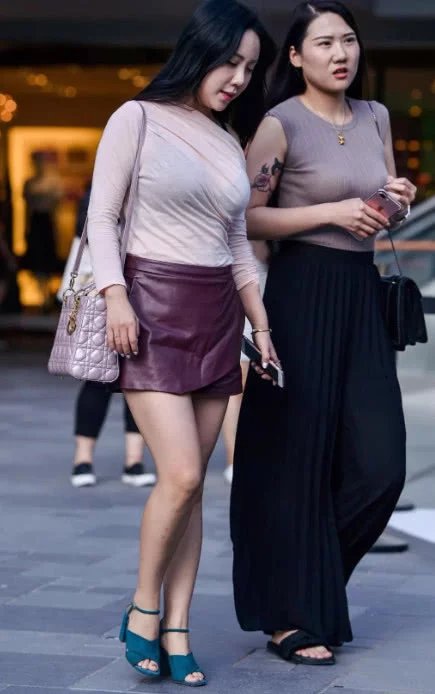 气质小姐姐与闺蜜一起逛街，胖胖的女生也可以非常的性感