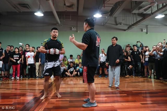 青岛功夫高手自称用腿能抽晕徐晓冬,格斗狂人:蹭我热度