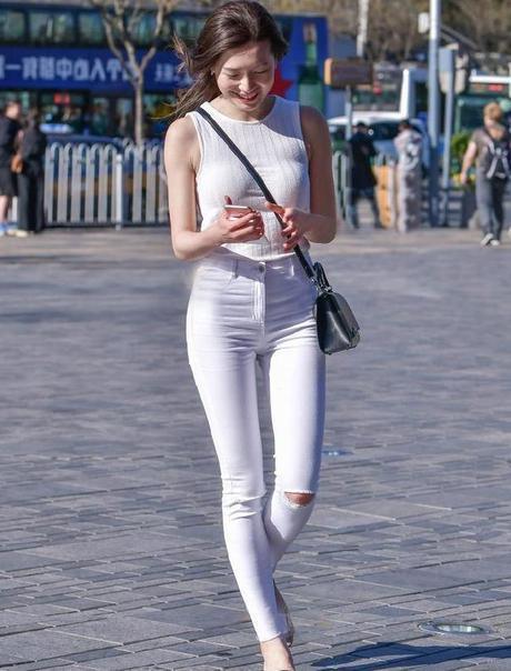 街拍：成熟韵味的打底裤美女，穿出女性自信美感，吸引力十足！